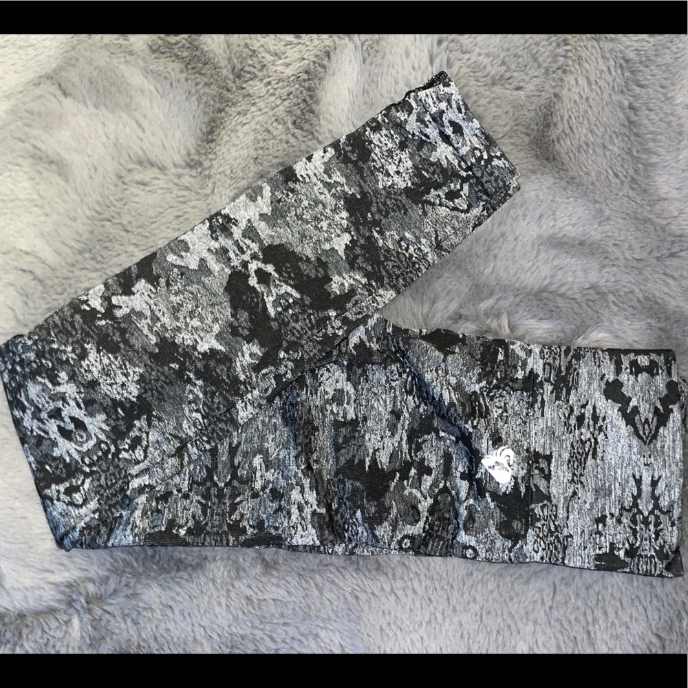 Women’s best camo leggings size small great condition